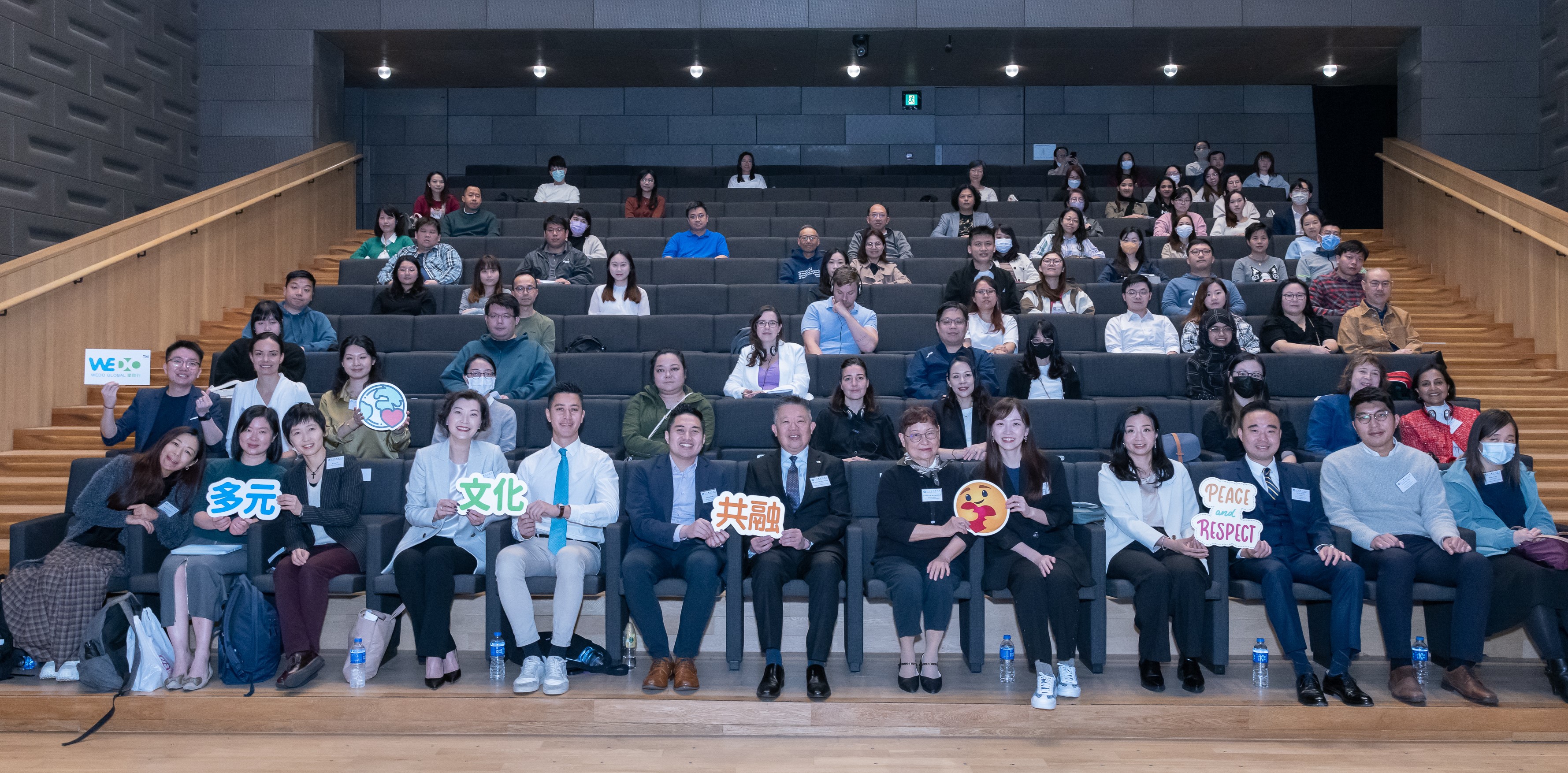 3月16日，平机会与薪火女生（香港）和爱同行两个非政府组织合办多元共融教育论坛，约100名教育工作者及学校代表参与这项活动。